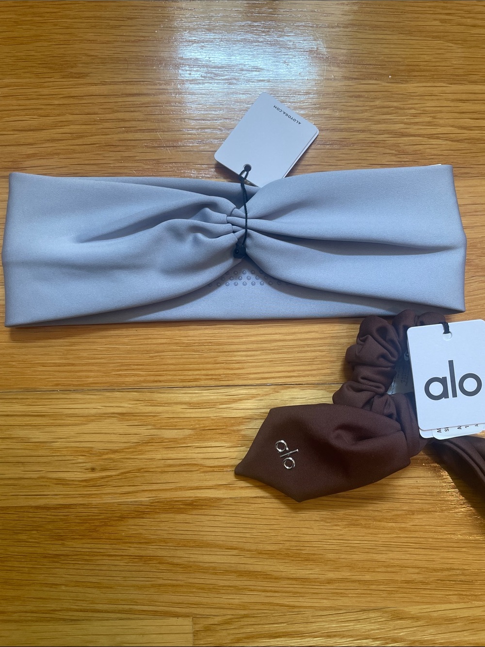 NWT New with Tags ALO Yoga Winter Frost Headband and Brown Scrunchie - Picture 3 of 4